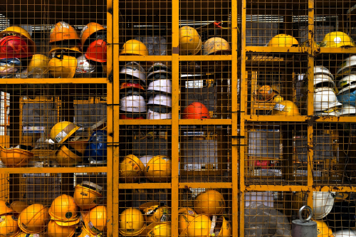 UK sponsorship licence and visa delays compound UK labour shortages, according to a recent analysis of immigration statistics.